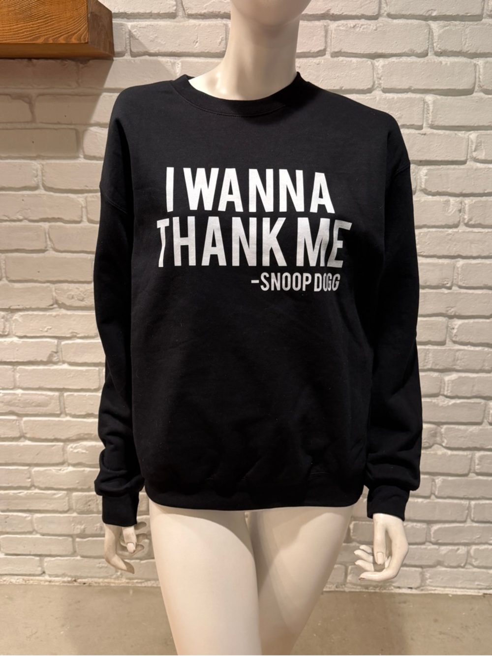 I wanna thank me Snoop Dogg sweatshirt black, and white crewneck loungewear - Picture 3 of 6